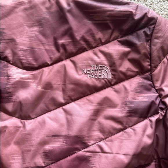 The North Face Women’s Insulated Puffer Jacket Medium Maroon Gradient - Picture 8 of 8